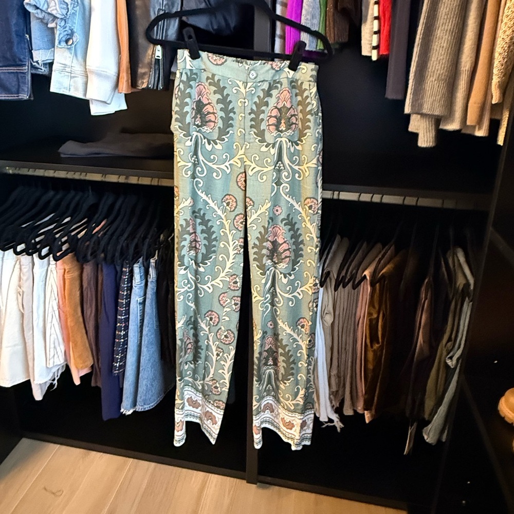 Sanctuary Blue and Cream Patterned Cropped Pants